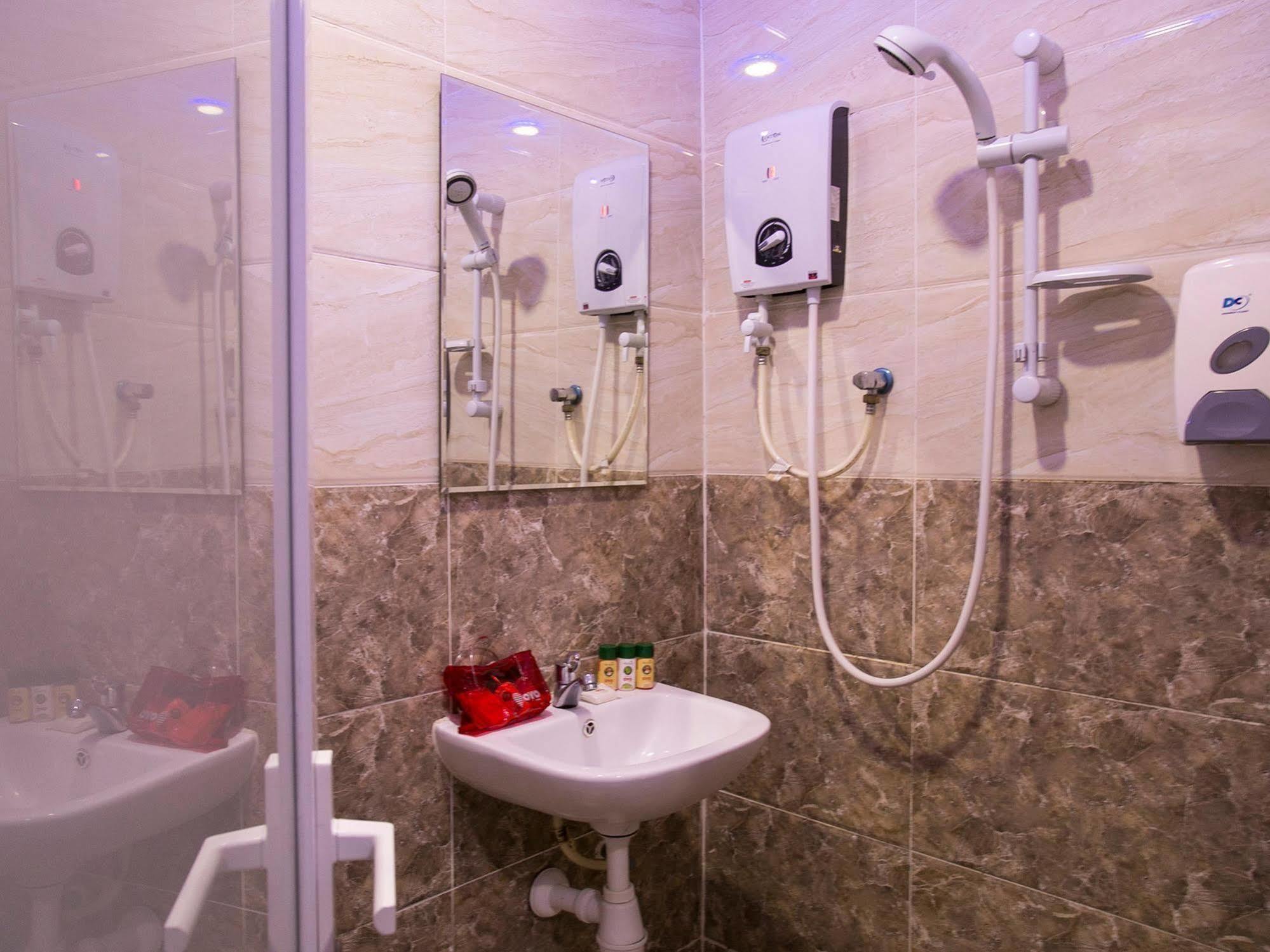 Oyo 176 Hotel Q Inn Петалінг-Джая Екстер'єр фото